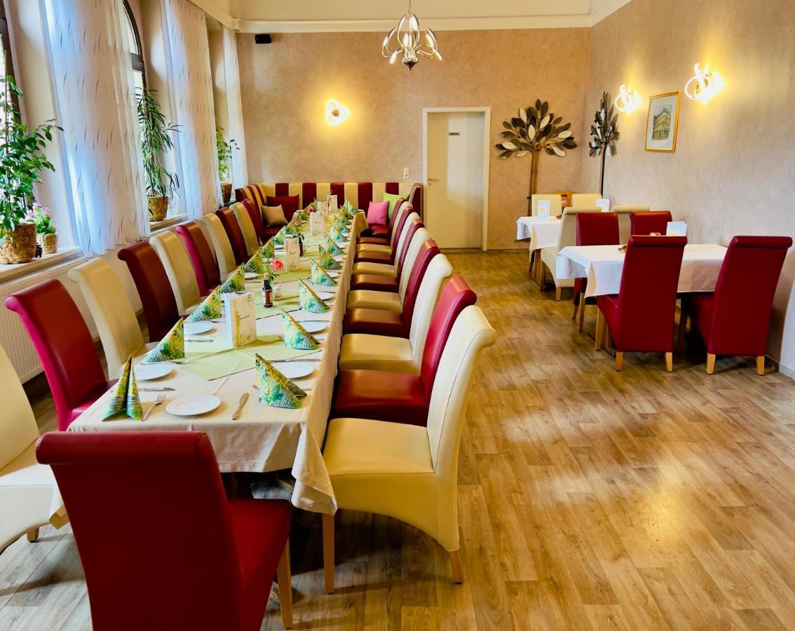 Traditionsgasthaus Goldener Loewe Riesa Restaurant & Pension Bagian luar foto