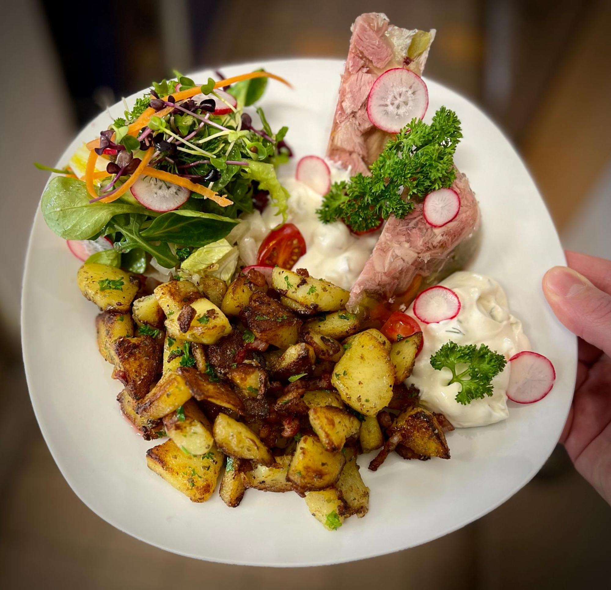 Traditionsgasthaus Goldener Loewe Riesa Restaurant & Pension Bagian luar foto