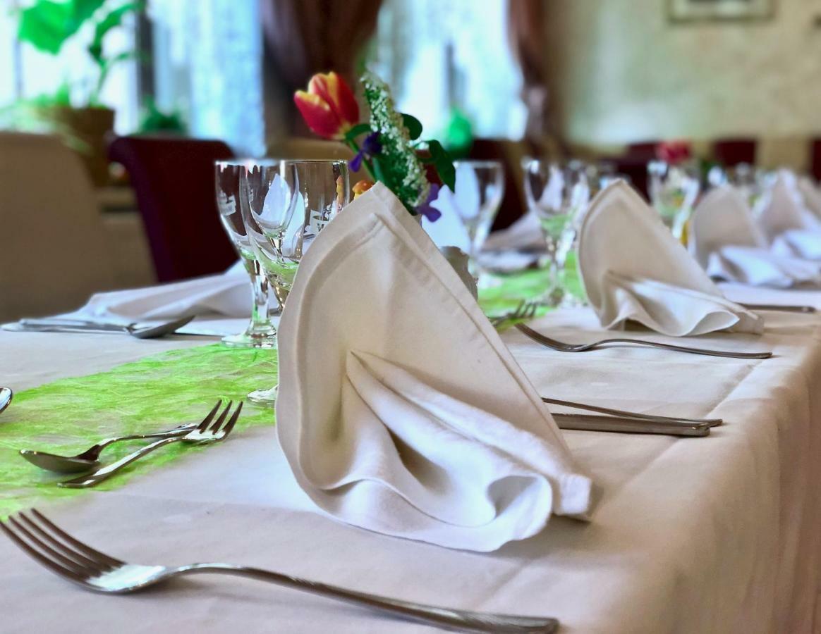 Traditionsgasthaus Goldener Loewe Riesa Restaurant & Pension Bagian luar foto
